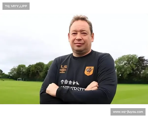 斯卢茨基化身司机亲自驾驶申花主题巴士感受球队独特魅力